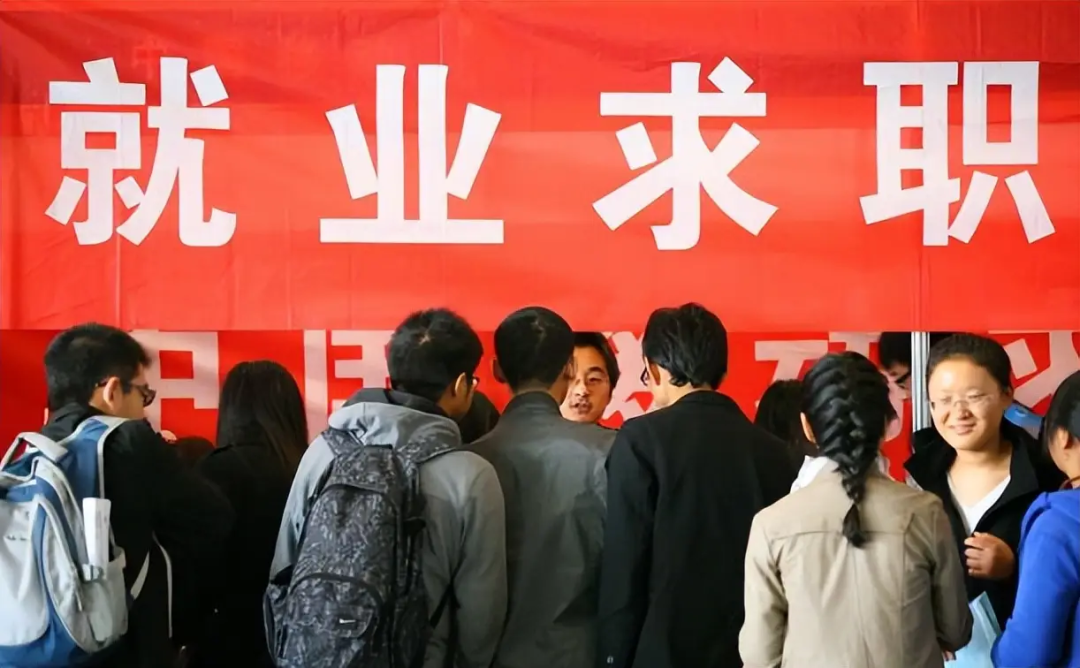 当“包就业”成为收割工具，真正能帮你找到工作的人在哪里
